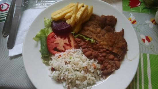 Mesa com pratos de comida
